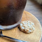 月をみて 種をまく - クッキー付きのアイスコーヒー（クッキー、美味）