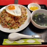 一歩亭 - 料理写真:五目チャーハン　880円＋片目玉やき　80円