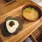 ヨルクル - 紫蘇の実のせ兵庫県産コシヒカリの新米おむすび
      冬瓜のピリ辛胡麻味噌汁
      