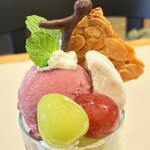 Art Gallery Cafe 茶々華 - シャインマスカット、クイーンルージュ、ぶどうシャーベット、苺マスカルポーネアイス