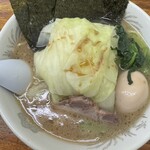横浜ラーメン厨房 うえむらや - キャベ玉ラーメン　キャベツは程よい柔らかさでたっぷり食べれて満足