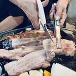 豚焼肉専門店 トンキン - サムギョプサル　調理中