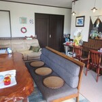 きっ茶 花々 - 奥のスペースは1卓6席＋ソファ3席