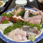 民宿 鈴亀 - 別にお願いした刺し盛り。写真では伝わらないですがボリューム凄！伊勢海老もたっぷり。