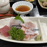 民宿 鈴亀 - コースのお造り。マグロ、秋刀魚、タコ、鯛、白身。