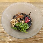 豊栄 - 春雨サラダのようなものです中国のある地域の郷土料理だそうです。パクチーと揚げニンニクの組合せに海藻？を練り込んだ春雨がすごくよく合いました。