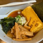 ねこのひたい - 醤油ラーメン、とりあえず息子と同じものを！びっくり厚焼き玉子( ΦωΦ )750円て……(⋆ᴗ͈ˬᴗ͈)”