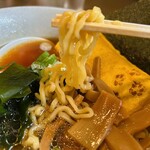 ねこのひたい - 中太縮れ麺！メンマ、ワカメたっぷりでした/•᷅•᷄\୭