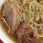 ラーメン二郎 - スライスというより切り落とし状態の煮豚がゴロリ