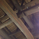 そば屋 長森 - 天井には立派な梁が