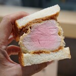 とんかつ成蔵 - この迫力！冷えてもお肉がしっとり柔らかい。三谷さんの神技ですね✨