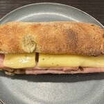 ブーランジェリー スドウ - 大山ハムとグリュイエールのバトンオリーブサンド（リベイク）