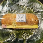 ブーランジェリー スドウ - 大山ハムとグリュイエールのバトンオリーブサンド