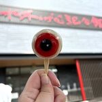 妖怪食品研究所 - 記念館の前で