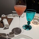 OZIO - 上からの照明でグラスの影がテーブルシーツに美しく映る