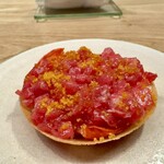 ess. - やま幸より本マグロのタルタルと凝縮トマトのパーネカラサウ