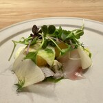 ess. - 丸鉄水産より神経〆鮮魚のカルパッチョ
      カリフラワーとアンディーブのサラダ