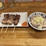 もつ焼 くろ - レバー2本、上タン、コブクロ刺