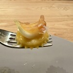 ess. - 熟成メークインとブッラータのラビオリ 百合根とバターソース