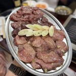 東京園 - 牛タン、レバー、ハラミ(塩)