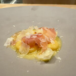 ess. - 熟成メークインとブッラータのラビオリ 百合根とバターソース