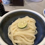 本格手打うどん おか泉 - すだちをかけて食べると爽快！