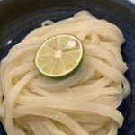 本格手打うどん おか泉 - 角が立ってる…美味しそうな麺です