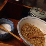 そば屋 長森 - 奥は七味入れ