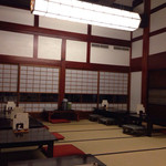 そば屋 長森 - 田んぼのわくを作る道具が照明として利用されています