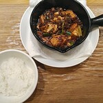 豊栄 - 麻婆豆腐　豆腐のサイズ感が様々で食べる度の違いに楽しさがありました。辛いはずなのですが不思議と旨みが強いです。