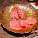 YORONIKU TOKYO AZABUDAIHILLS - ヒレの炙り(奥)、和牛のお刺身(手前)