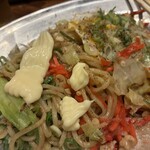 焼きそば スタンドバイミー - 途中で紅しょうがにマヨネーズもちょっぴり