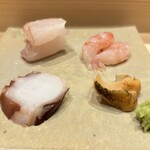 すしのいずみ - 伊豆の熟成ヒラメ、福井の甘エビ、佐島のタコ、あっけしのつぶ貝