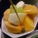 ふさ元 - 食後のデザート（りんご・オレンジ・カキ・マスカット）