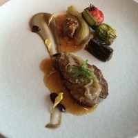 シグネチャー - La viande: Presa de porc ibérique piquée à l’olive puis sautée・joue braisée・petits farcis niçois