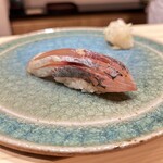 すしのいずみ - 伊豆の真鯵、軽く漬けにして間に九条ネギ