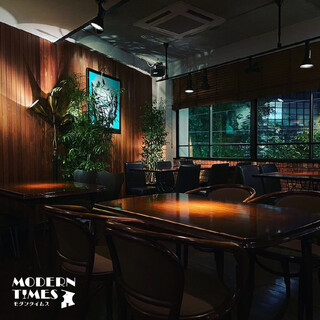 創業から変わらないレトロでモダンな空間