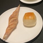 322097030 - バゲットとミルクパン？