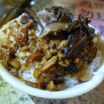 知高飯 - 香菇赤肉飯・小(シャングーチューロウファン、NTD35)