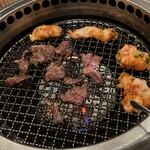 焼肉＆BAR 十炭 - コリコリタンスジ980円、国産上ホルモン850円