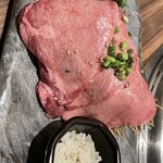 焼肉＆BAR 十炭 - 生特上タン塩1980円
