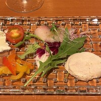 カンブーザ - 自家製のモッツアレラ、ペペロナータ(パプリカのローストのビネガーマリネ) ハマチのカルパッチョ、 大山鶏のフリマ(ノンスモーク)とスペック(スモーク)