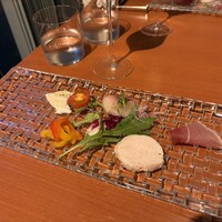 カンブーザ - 自家製のモッツアレラ、ペペロナータ(パプリカのローストのビネガーマリネ) ハマチのカルパッチョ、 大山鶏のフリマ(ノンスモーク)とスペック(スモーク)