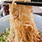 汁なし担担麺センター キング軒 - 広島式汁なし担担麺4辛大盛り、混ぜる前の麺リフト