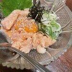 おでん 煮込みのお店 お煮かい - サーモンハラスユッケ