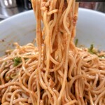 汁なし担担麺センター キング軒 - 広島式汁なし担担麺4辛大盛り、混ぜた後の麺リフト