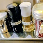 汁なし担担麺センター キング軒 - 卓上調味料