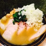 ラーメン 末廣家 - チャーシュー麺750円、海苔増し70円、玉ねぎ50円
      
      この頃家系にはまりっぱなし。直系家系、バランス良いスープと醤油ダレ。
      
      海苔の風味がよく、さらに追加玉ねぎ大量によりシャキシャキ感がすごい。
      
      途中からは、刻みニンニクとニンニクチップで味変です。うまし。
      
      2014年249杯目