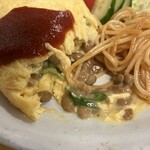 ムツヤ - 納豆は小粒で美味しい。ケチャップもあう。