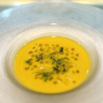 中国菜 漢 - ◾️カボチャとココナッツミルクのスープ
      タピオカとオレンジ、刻んだミントが入っている。
      何となくデザートではなさそうだけど、デザートな感覚。カボチャの風味が美味しい。